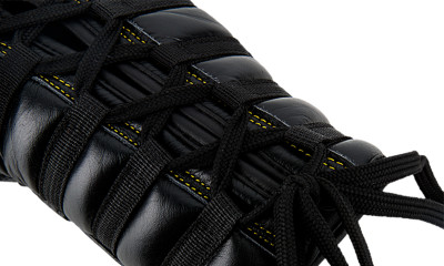 UFC Премиальные тренировочные перчатки на шнуровке черные - 16 Oz